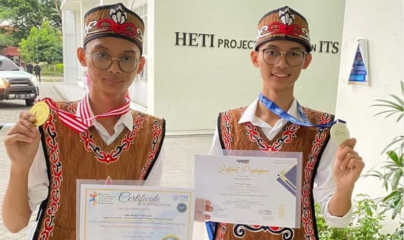 Twin Students from Katingan Win International Competition